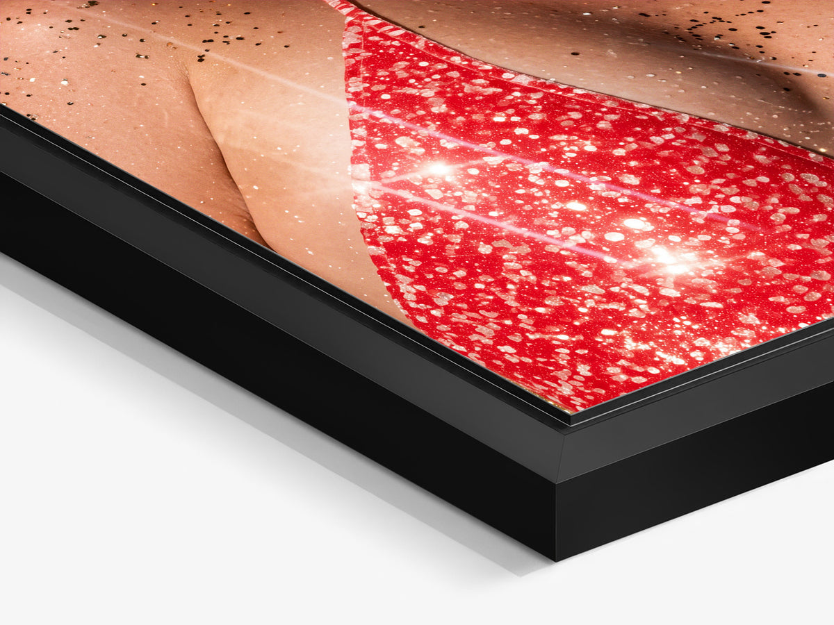 Electric Summer 08 – gros plan de la caisse américaine noir mat, tirage d'art top model en maillot de bain | Beau Edition