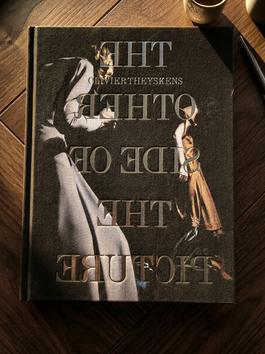 Couverture du livre The Other Side of the Picture d'Olivier Theyskens, publié chez Assouline | Beau Edition