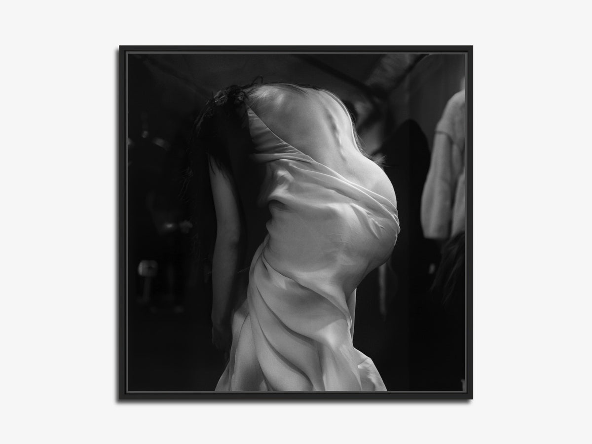 The Other Side of the Picture 04 – silhouette seen from behind, Nina Ricci backstage, fine art print, black matt floater frame | Beau Edition