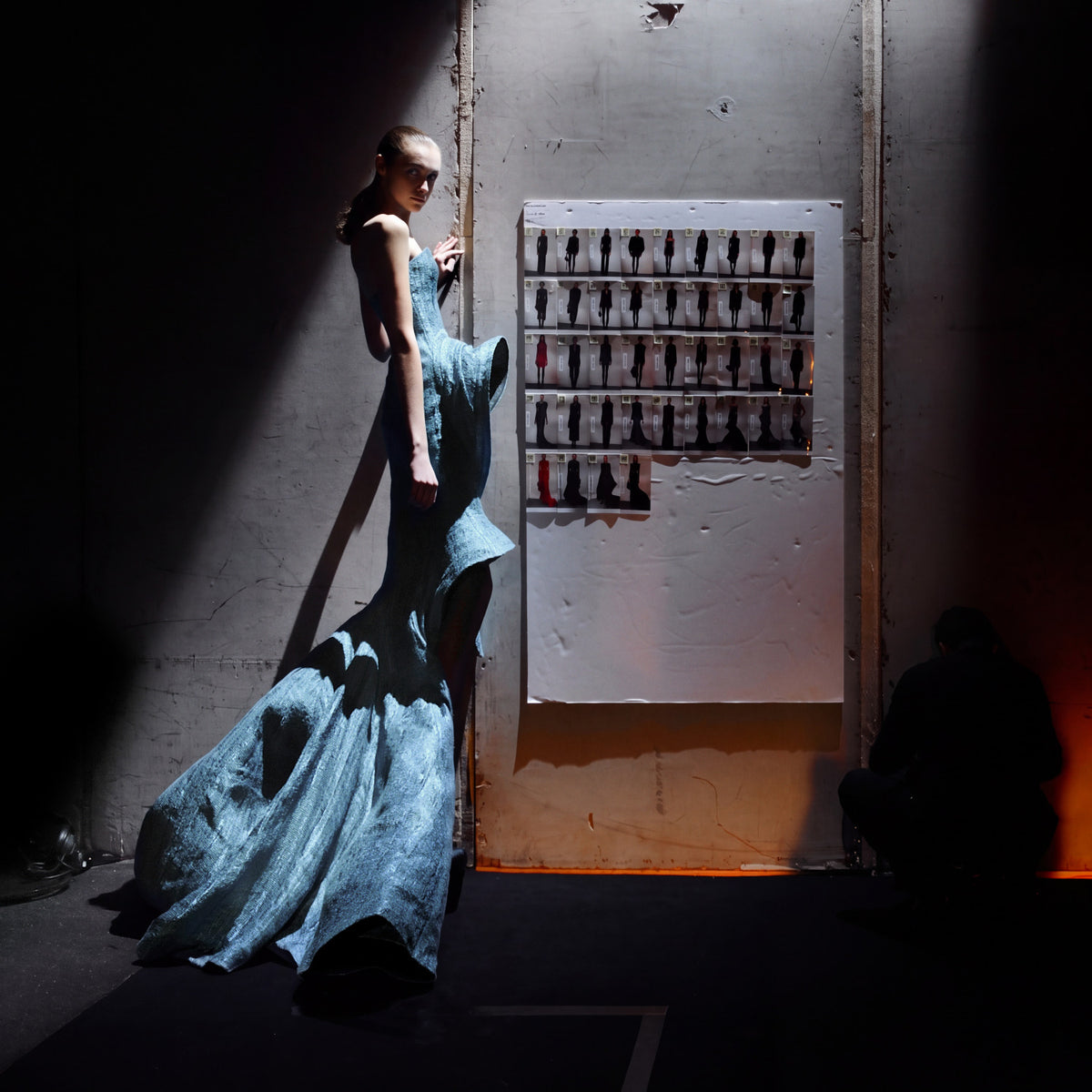 The Other Side of the Picture 06 – Kelvin Konoplyasova en backstage chez Nina Ricci, image tirée du livre The Other Side of the Picture | Beau Edition