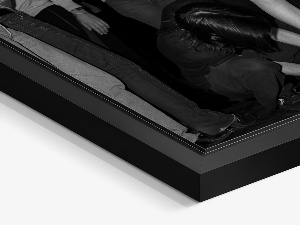 The Other Side of the Picture 07 – gros plan du cadre flottant noir mat, tirage d'art d'une combinaison en latex en backstage | Beau Edition