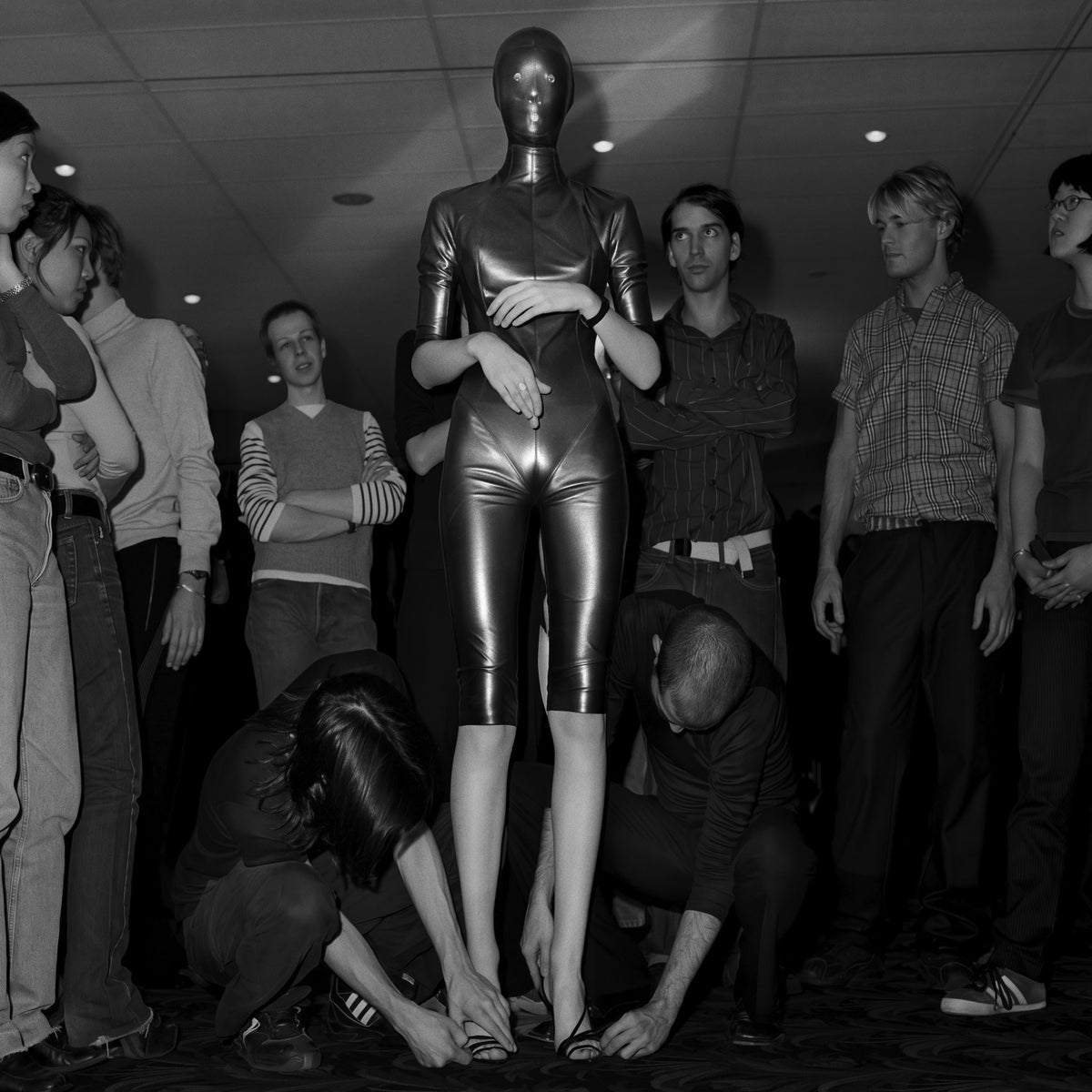 The Other Side of the Picture 07 – combinaison en latex d'Olivier Theyskens, backstage, image tirée du livre The Other Side of the Picture | Beau Edition