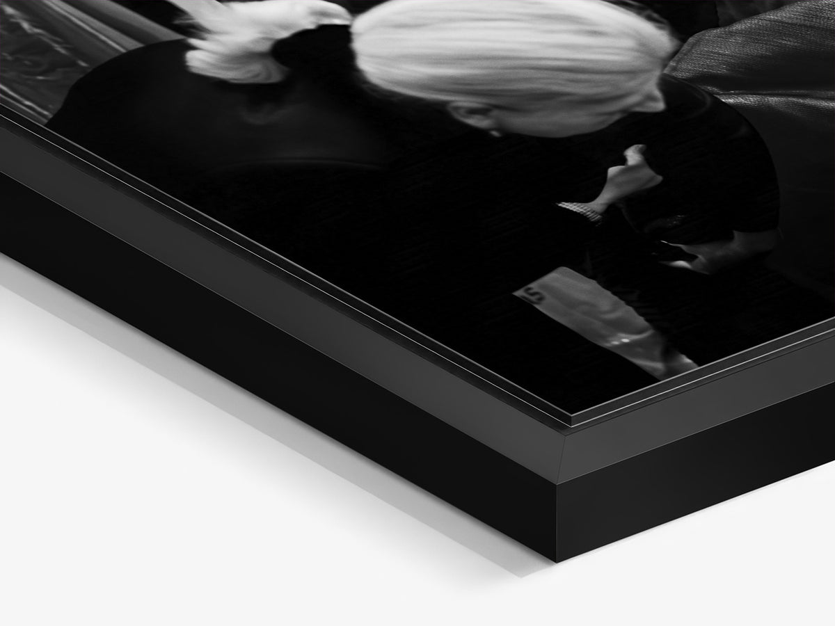 The Other Side of the Picture 09 – gros plan du cadre flottant noir mat, tirage d'art de Mia Rosing en backstage | Beau Edition