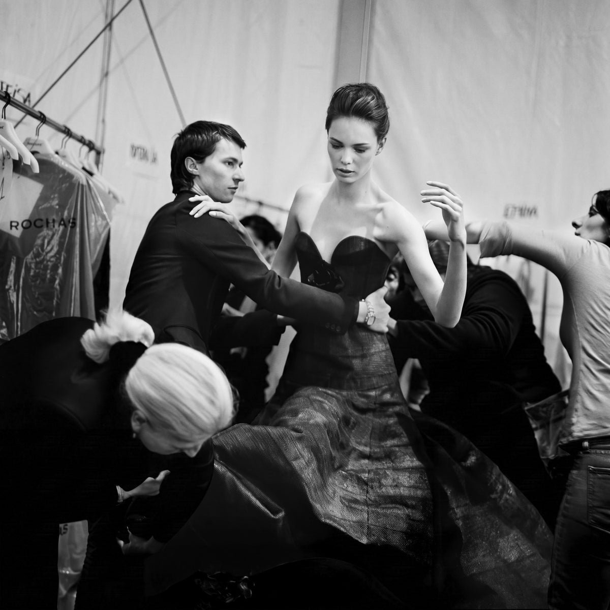 The Other Side of the Picture 09 – Mia Rosing en backstage chez Rochas, image tirée du livre The Other Side of the Picture | Beau Edition