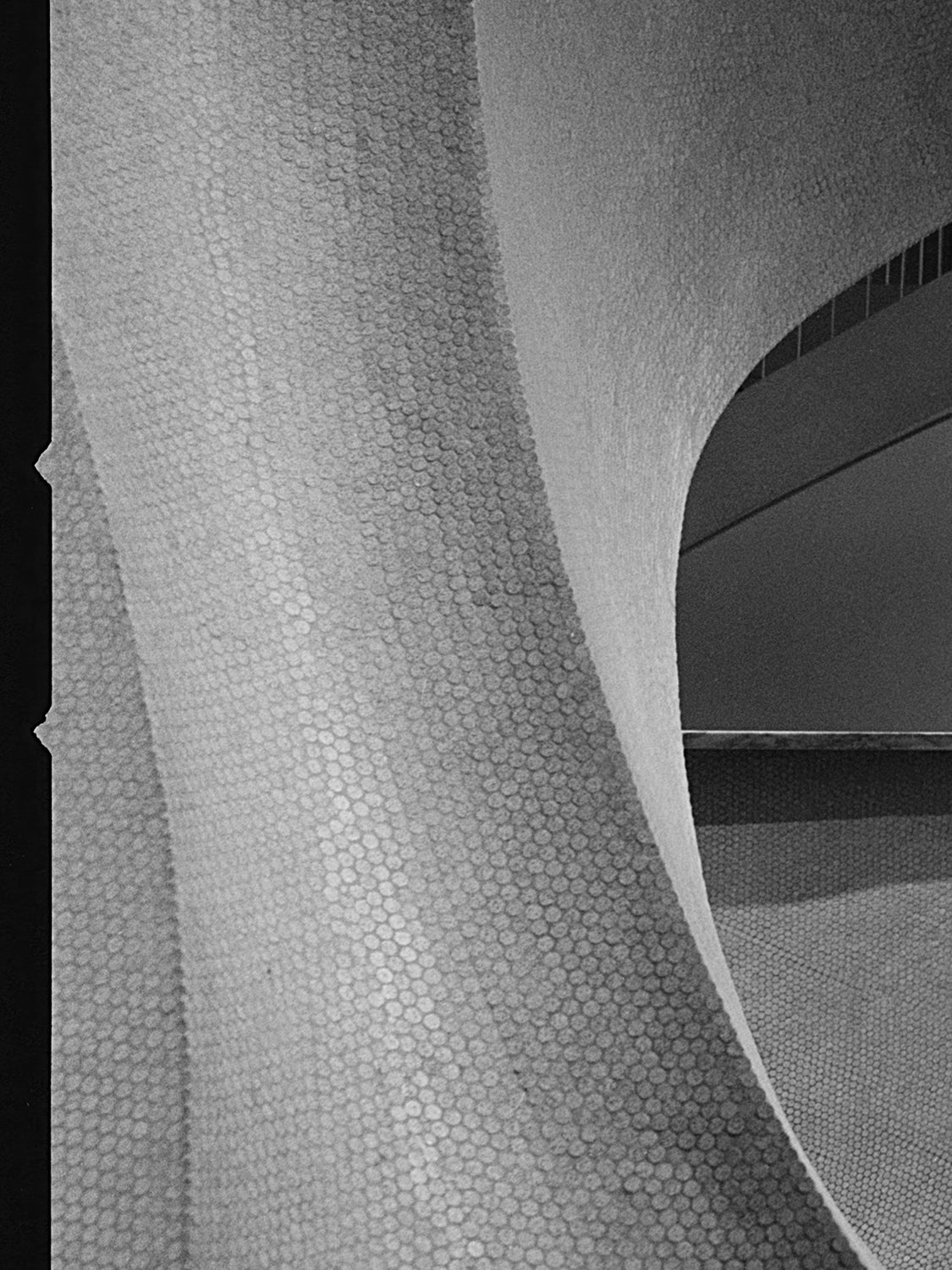 TWA Flight Center 03 – main hall of the TWA terminal, black matt floater frame close-up, view 4 | Beau Edition