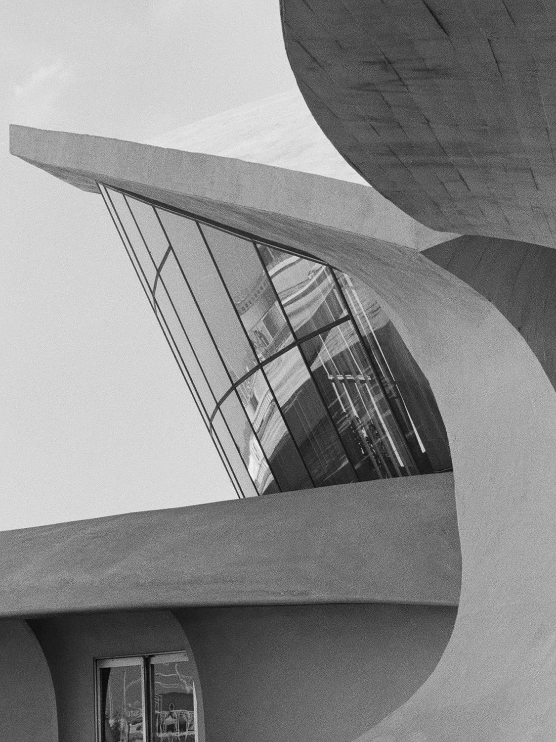 TWA Flight Center 04 – concrete pier of the TWA terminal, black matt floater frame close-up, view 2 | Beau Edition