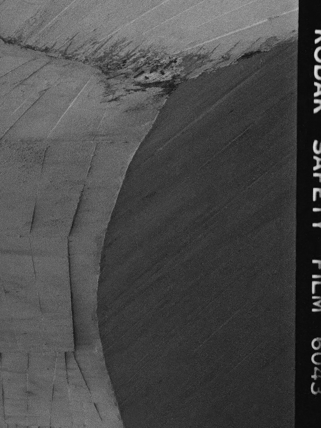 TWA Flight Center 04 – concrete pier of the TWA terminal, black matt floater frame close-up, view 3 | Beau Edition