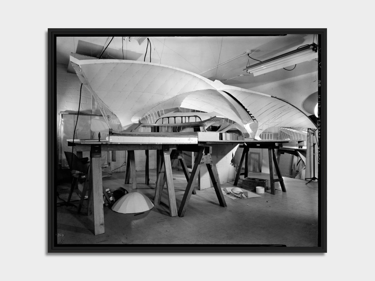TWA Flight Center 05 – maquette du terminal TWA à l'atelier, tirage d'art, caisse américaine noir mat | Beau Edition