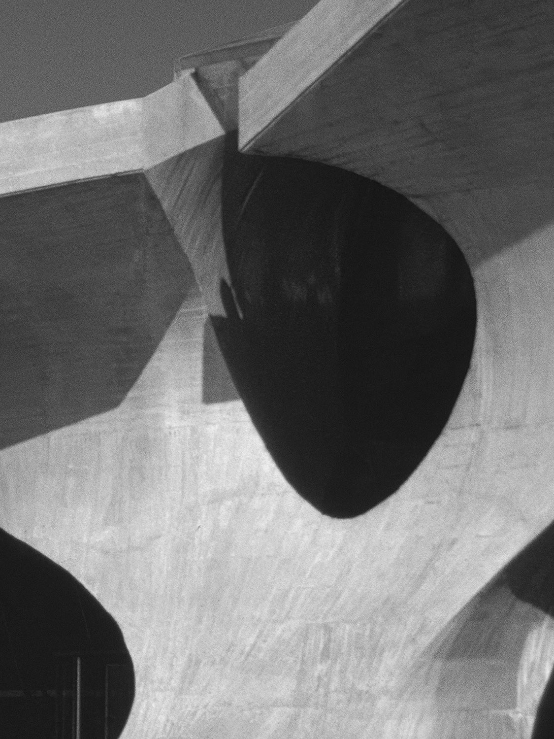 TWA Flight Center 06 – entrance canopy of the TWA terminal, black matt floater frame close-up, view 3 | Beau Edition